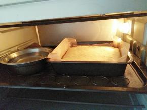 放入烤箱旁边放碗水，开发酵功能，开35度