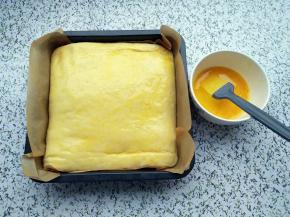 给面团均匀刷上一层蛋液