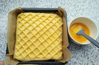 把卡士达酱按自己喜欢的纹路挤在面包上