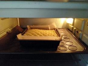 把面包放入预热好的烤箱中层，180度烤20分钟