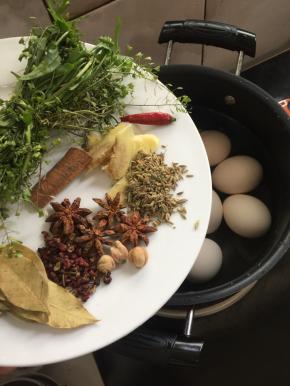 开火，把荠菜，生姜，八角，桂皮，干辣椒，花椒，小茴香籽，肉蔻，香叶放进锅中。