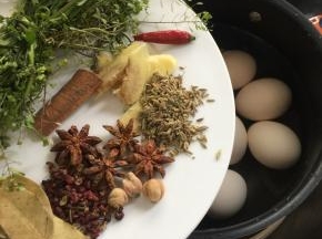 开火，把荠菜，生姜，八角，桂皮，干辣椒，花椒，小茴香籽，肉蔻，香叶放进锅中。