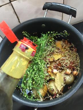 再放几滴红烧酱油调色。