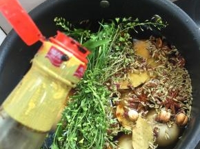 再放几滴红烧酱油调色。