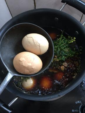 把煮好的鸡蛋蛋壳全部敲碎。