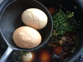 把煮好的鸡蛋蛋壳全部敲碎。