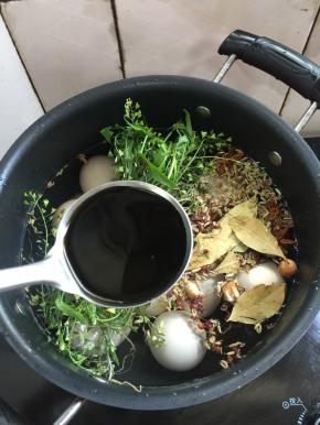 放入一大勺味极鲜酱油。