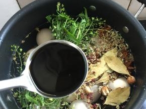 放入一大勺味极鲜酱油。