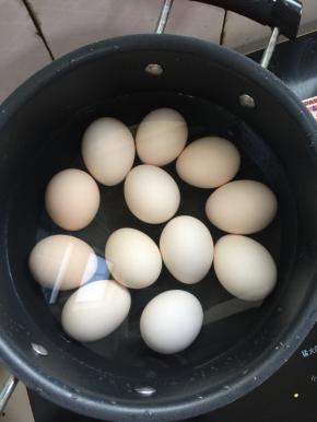 鸡蛋表面清洗干净放在锅中，加入适量的水。（水不要太多，完全淹没住鸡蛋即可。）