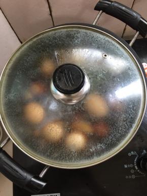 盖上盖子，浸泡半天，让鸡蛋充分入味儿。