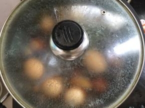 盖上盖子，浸泡半天，让鸡蛋充分入味儿。