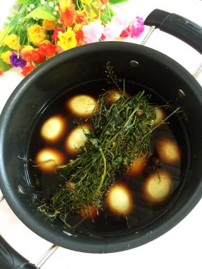 也可以等鸡蛋晾至温热的时候，把蛋壳全部剥掉，再浸泡半天，会更加入味儿哦！颜色也会更加漂亮呢！吃的时候再加热就可以了。