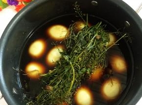 也可以等鸡蛋晾至温热的时候，把蛋壳全部剥掉，再浸泡半天，会更加入味儿哦！颜色也会更加漂亮呢！吃的时候再加热就可以了。