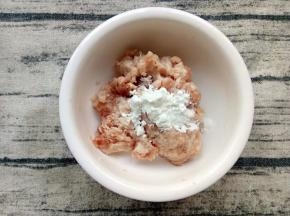 肉末中加入一勺玉米淀粉