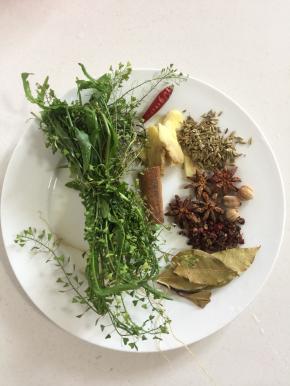 准备好所需的辅料：
荠菜一把清洗干净，扎成小捆，生姜切成片，八角，桂皮，干辣椒，花椒，小茴香籽，肉蔻，香叶备用。