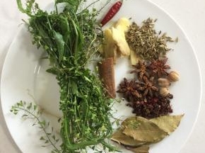 准备好所需的辅料：
荠菜一把清洗干净，扎成小捆，生姜切成片，八角，桂皮，干辣椒，花椒，小茴香籽，肉蔻，香叶备用。