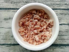 玉米淀粉和肉末搅拌均匀