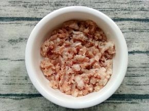 玉米淀粉和肉末搅拌均匀