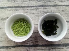 菠菜细面掰短，裙带菜泡发