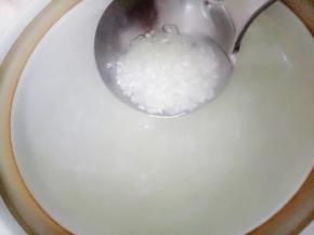 锅里水开放入大米搅拌一下