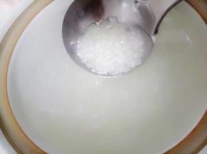 锅里水开放入大米搅拌一下