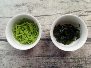 菠菜细面煮熟，裙带菜泡发后切细