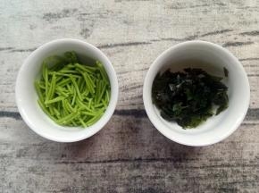 菠菜细面煮熟，裙带菜泡发后切细