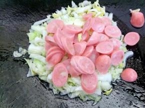 加入火腿继续翻炒