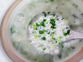 大米煮八分熟的时候加入肉末菜心搅拌一下