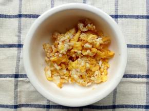 鸡蛋先炒散备用