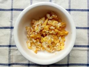 鸡蛋先炒散备用