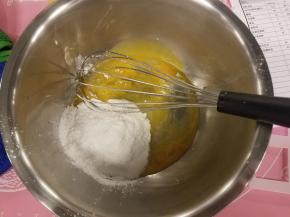 鸡蛋打入打蛋盆后，轻轻搅散后加入糖粉。