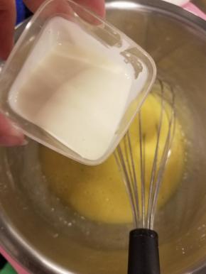 加入淡奶油，再次搅匀。