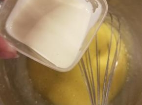加入淡奶油，再次搅匀。