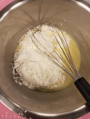 筛入低筋面粉，划一字拌匀。