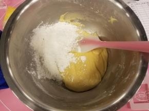 最后筛入玉米淀粉，继续划一字拌匀。