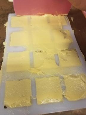 烤盘铺上油布，放上瓦片模具，刷上面糊。