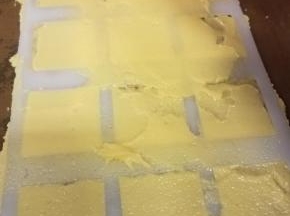 烤盘铺上油布，放上瓦片模具，刷上面糊。