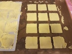 面糊涂抹均匀后，抬起模具，放入180度预热好的烤箱，10分钟左右即可。