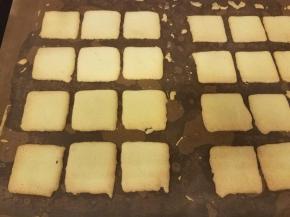 等待饼干跟烤盘放凉继续下一盘。