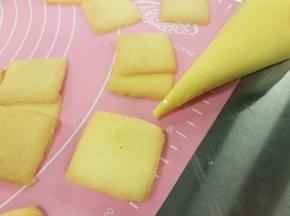 巧克力溶解后加入淡奶油搅匀做成夹馅。