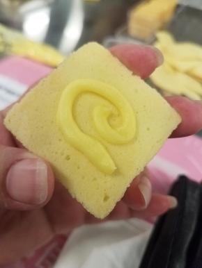 根据自己对巧克力的喜好在一块饼干上挤上巧克力。