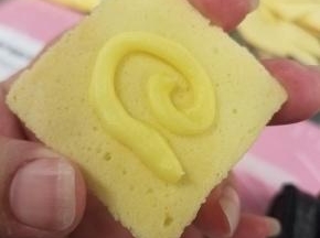 根据自己对巧克力的喜好在一块饼干上挤上巧克力。