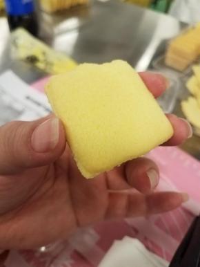 再盖上另一块饼干就完成了。