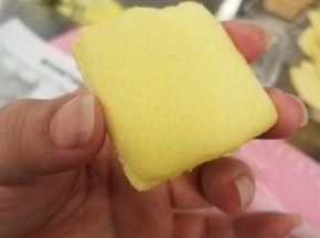 再盖上另一块饼干就完成了。