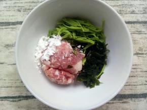 菠菜细面，裙带菜，肉末放碗里后加入玉米淀粉