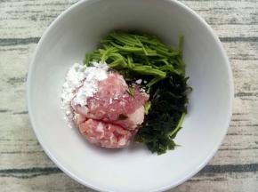 菠菜细面，裙带菜，肉末放碗里后加入玉米淀粉