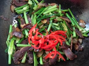 加入红椒丝，炒匀即可