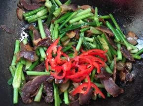 加入红椒丝，炒匀即可