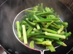 捞出沥干水分